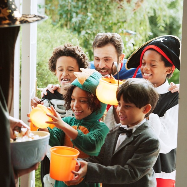 A family trick-or-treating.